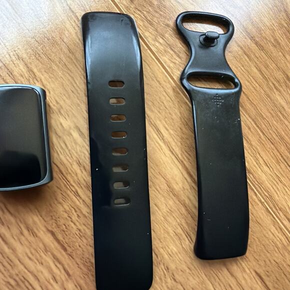 Fitbit Charge 5 Black/ Graphite Stainless Steel Doesn’t Turn On - Picture 3 of 11
